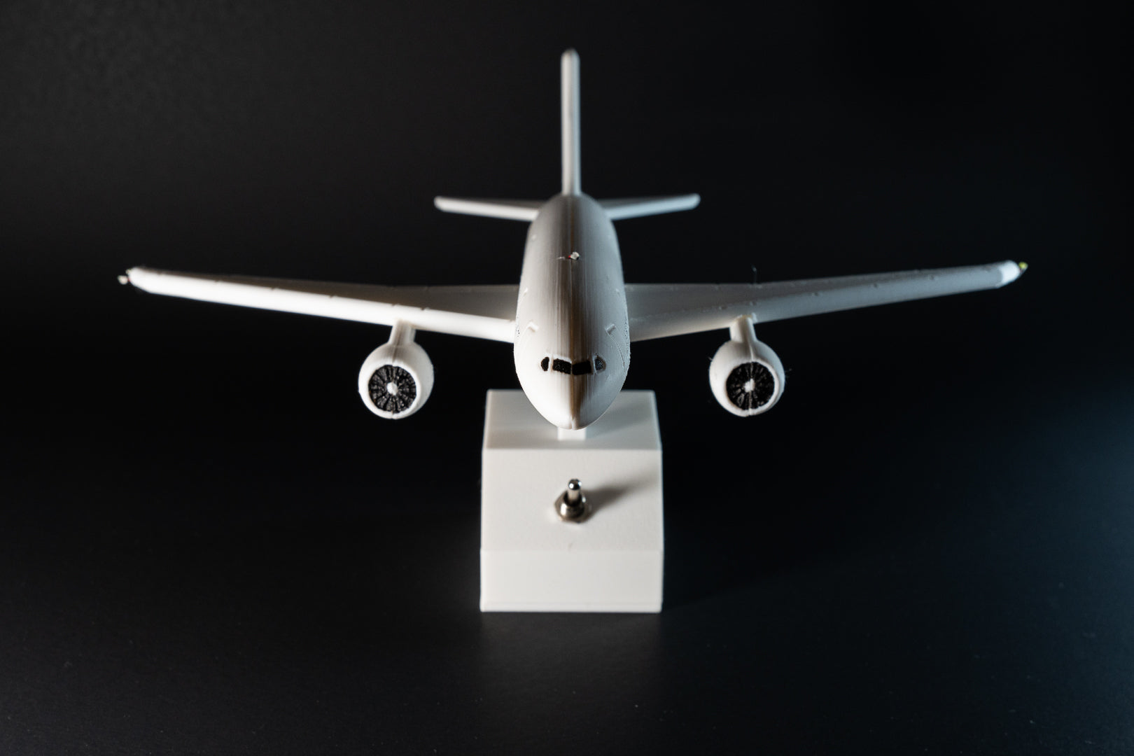 LumaWing Boeing 787 Dreamliner Desk Model with Realistic Aircraft Lighting