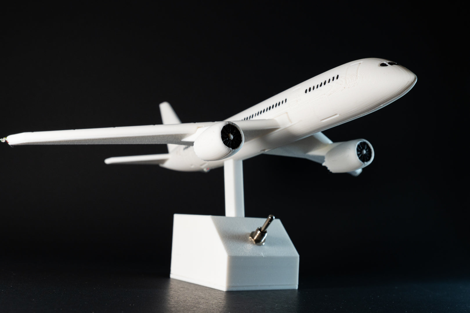 LumaWing Boeing 787 Dreamliner Desk Model with Realistic Aircraft Lighting